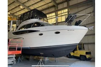  Yacht Photos Pics 2005 Meridian 368 Motoryacht in a storage facility, side view.
