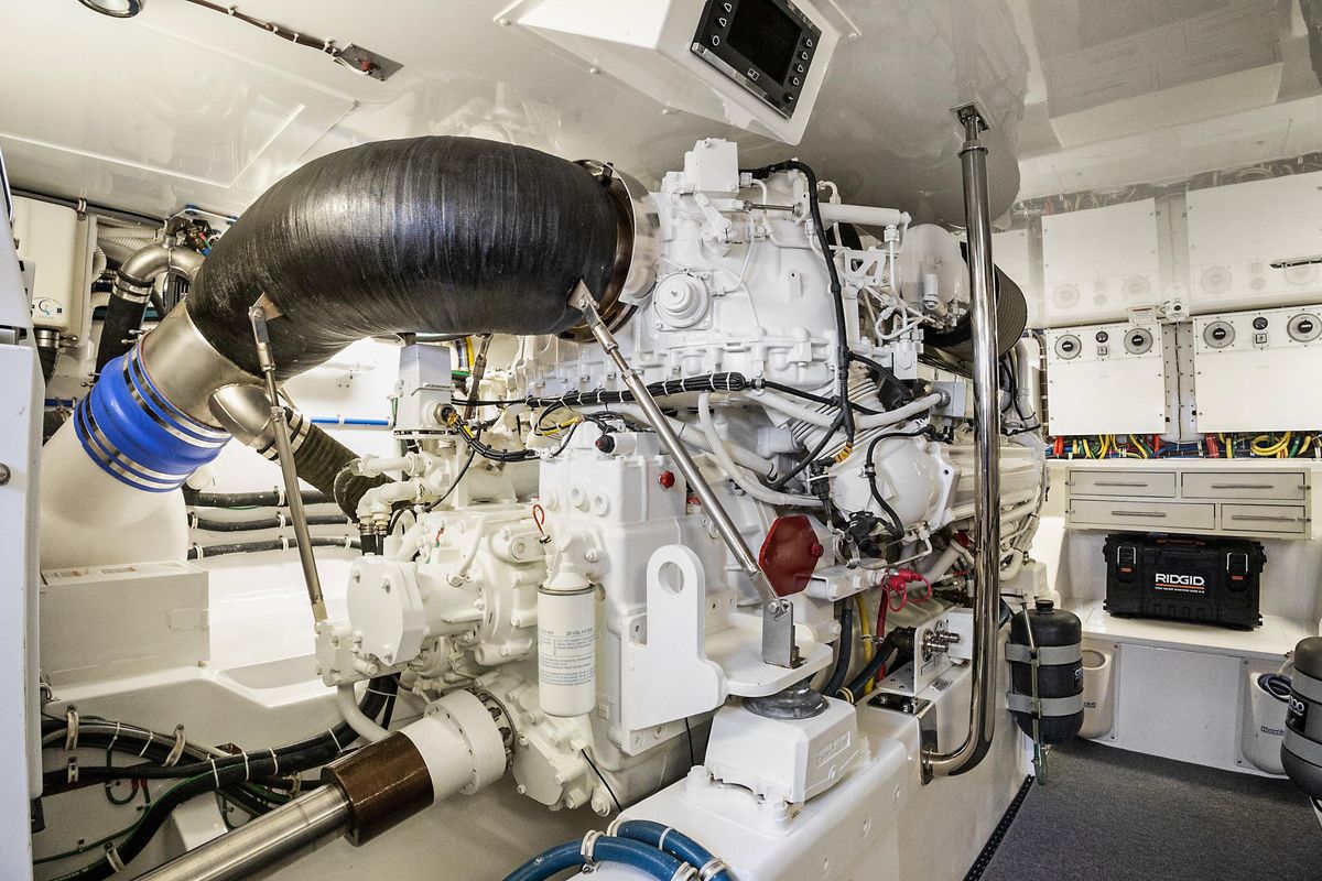 2016 Hatteras 63 