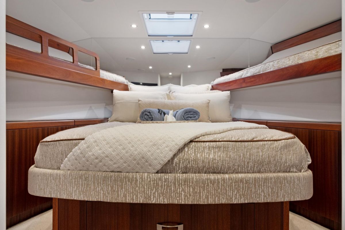 2016 Hatteras 63 