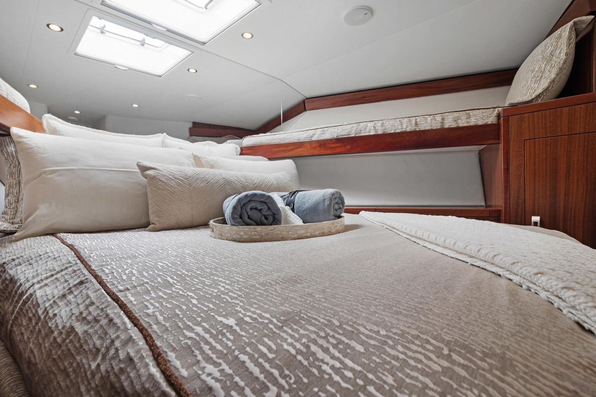 2016 Hatteras 63 
