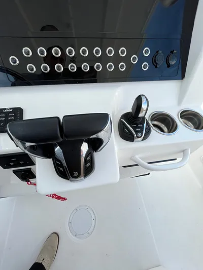  Yacht Photos Pics Edgewater 285CC 2022 boat controls and dashboard with cup holders.