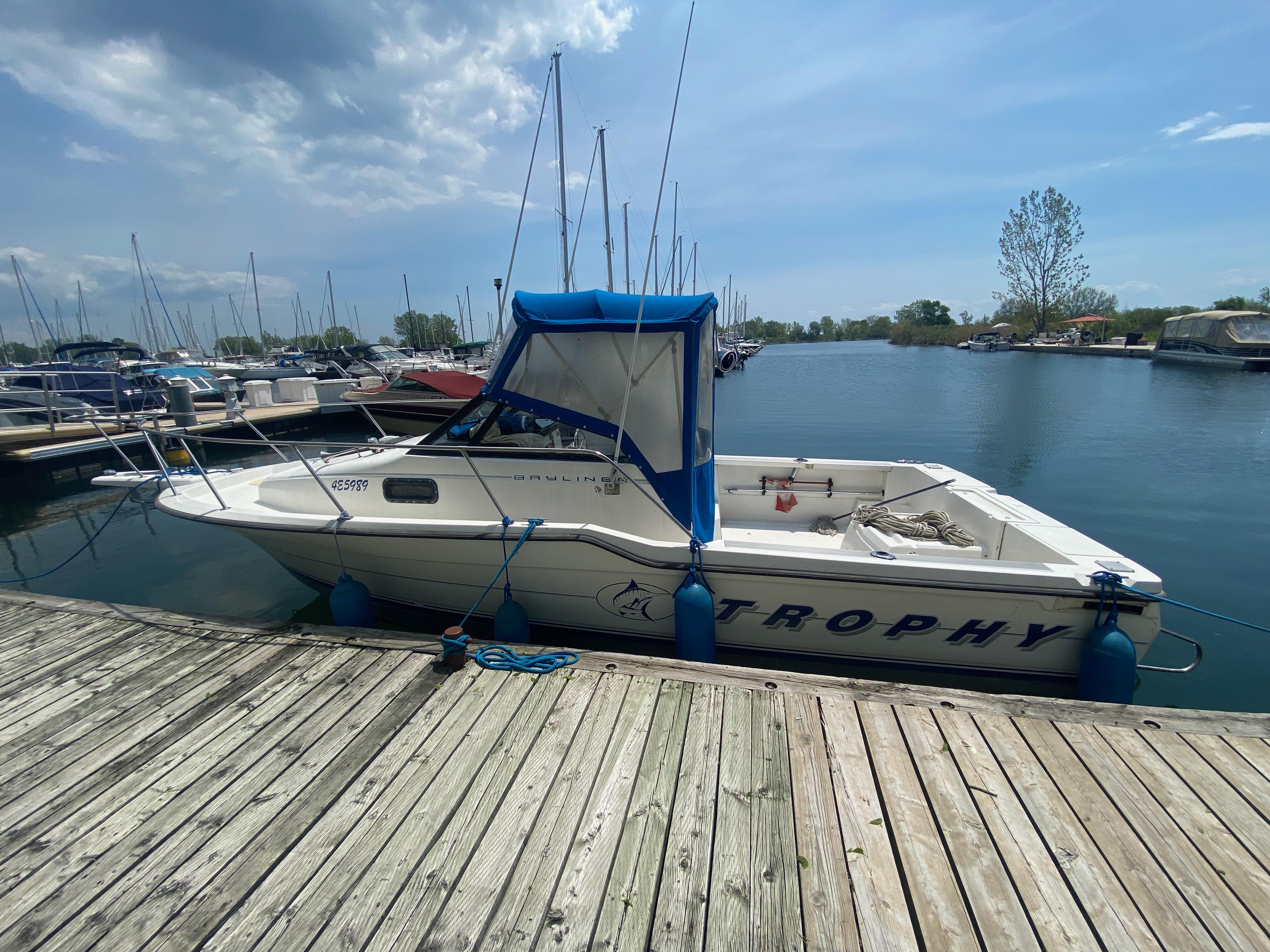 1993 Bayliner 1802 Trophy Walkaround Cuddy Cabin till salu YachtWorld