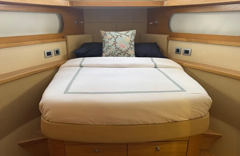 Oasis Yacht Photos Pics Luxurious bedroom interior of 2021 Outer Reef Trident 620 yacht with cozy bedding.