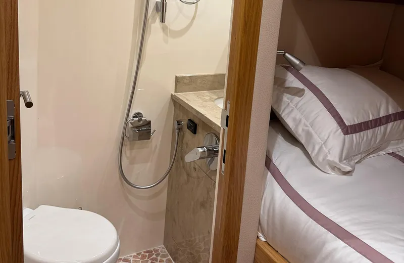 Oasis Yacht Photos Pics Compact bathroom and cozy bed in 2021 Outer Reef Trident 620 yacht.