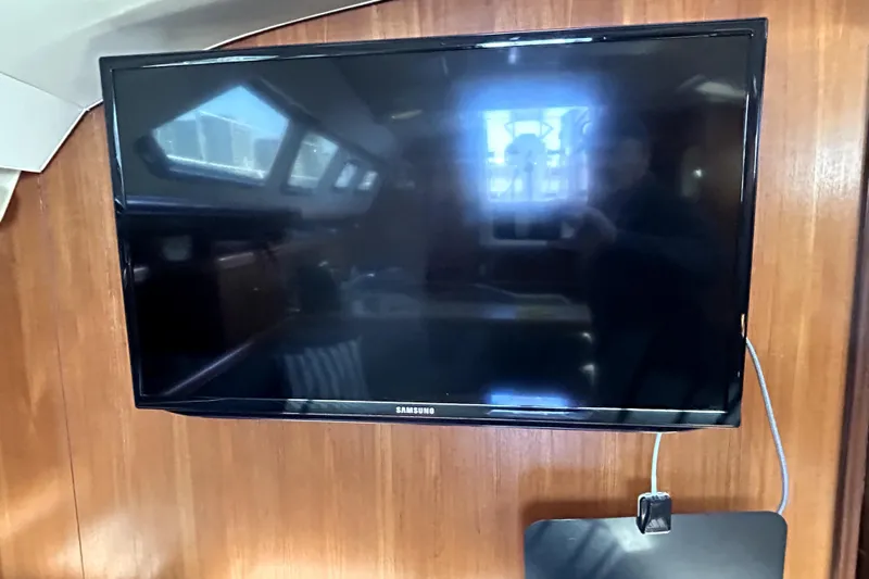 Island Myst II Yacht Photos Pics Samsung TV mounted inside 2007 Hunter 41 Deck Salon yacht interior.