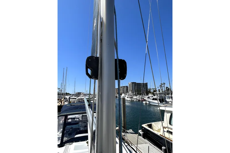 Island Myst II Yacht Photos Pics Mast of 2007 Hunter 41 Deck Salon sailboat in marina under clear blue sky.
