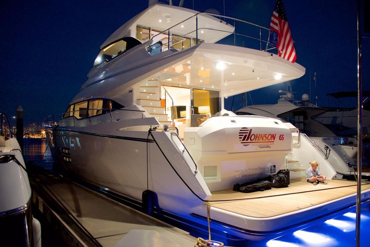 2024-70-johnson-70-motor-yacht-sky-lounge