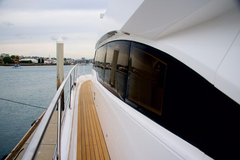 2024-70-johnson-70-motor-yacht-sky-lounge