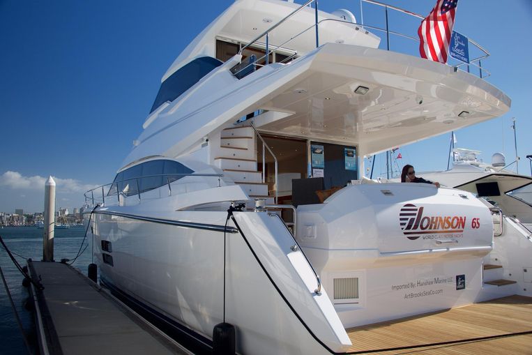 2024-70-johnson-70-motor-yacht-sky-lounge