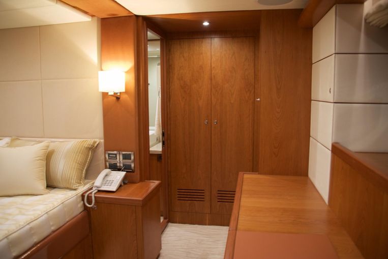 2024-70-johnson-70-motor-yacht-sky-lounge