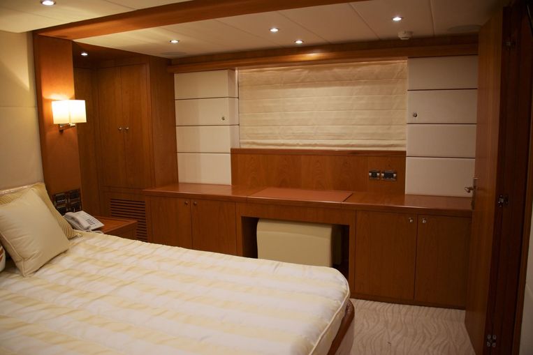 2024-70-johnson-70-motor-yacht-sky-lounge