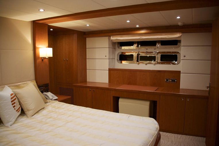 2024-70-johnson-70-motor-yacht-sky-lounge