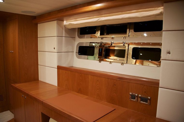 2024-70-johnson-70-motor-yacht-sky-lounge