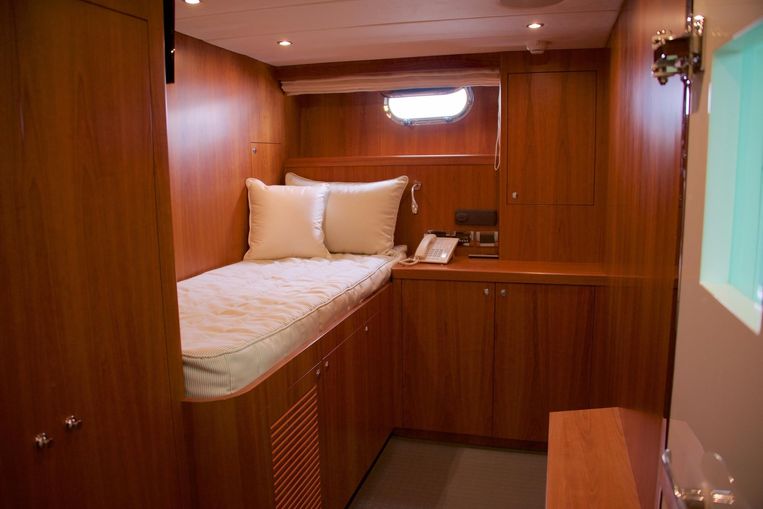 2024-70-johnson-70-motor-yacht-sky-lounge
