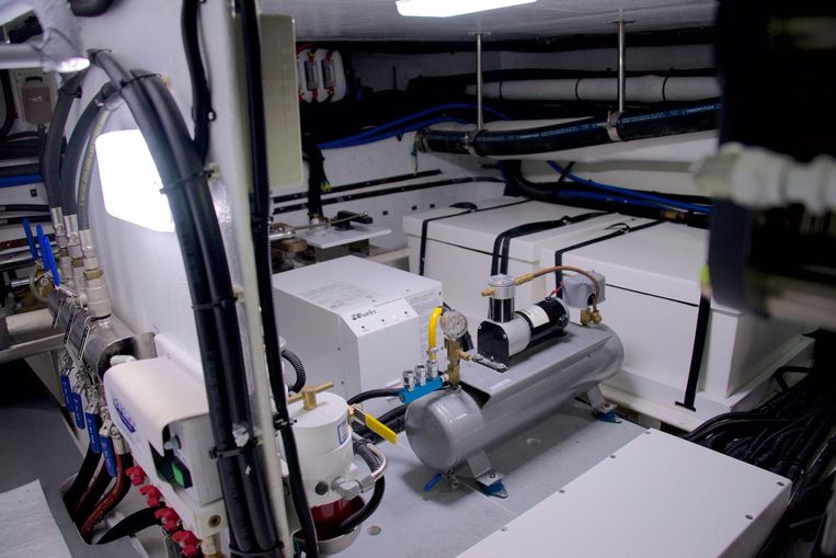 2024-70-johnson-70-motor-yacht-sky-lounge