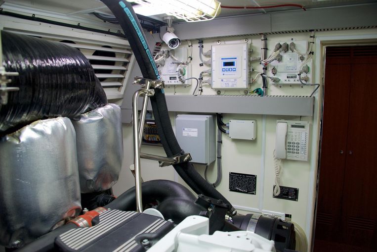 2024-70-johnson-70-motor-yacht-sky-lounge