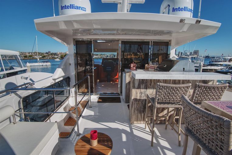 2024-70-johnson-70-motor-yacht-sky-lounge