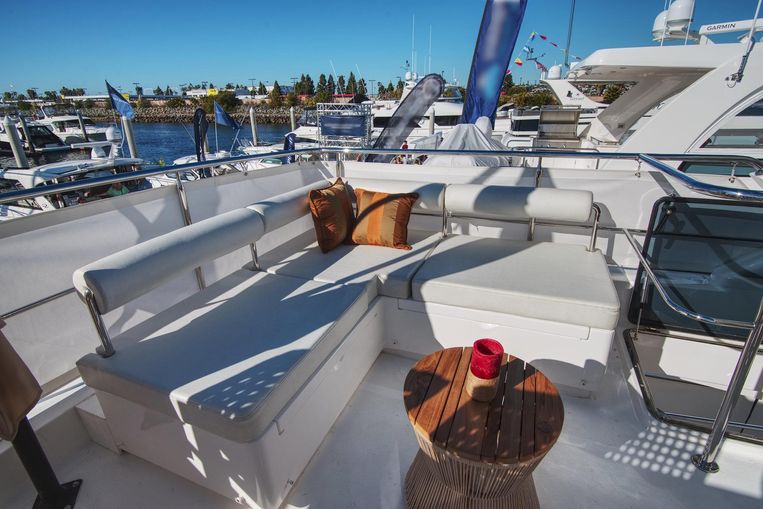 2024-70-johnson-70-motor-yacht-sky-lounge