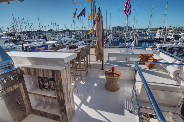 2024-70-johnson-70-motor-yacht-sky-lounge