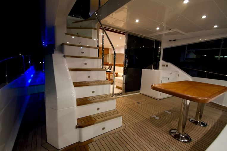 2024-70-johnson-70-motor-yacht-sky-lounge