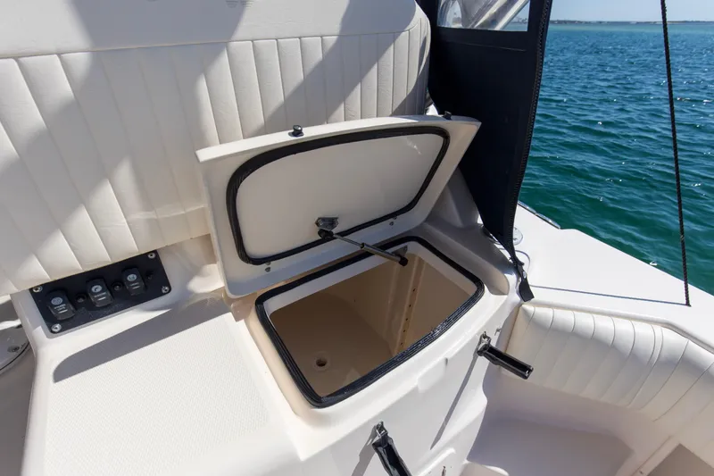  Yacht Photos Pics 2009 33 Grady White 330 no name Cockpit