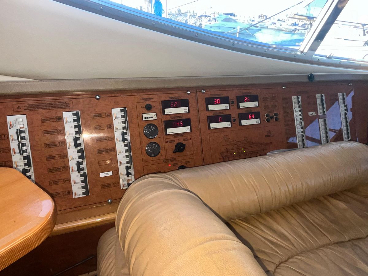 2000 Ferretti Yachts 61 