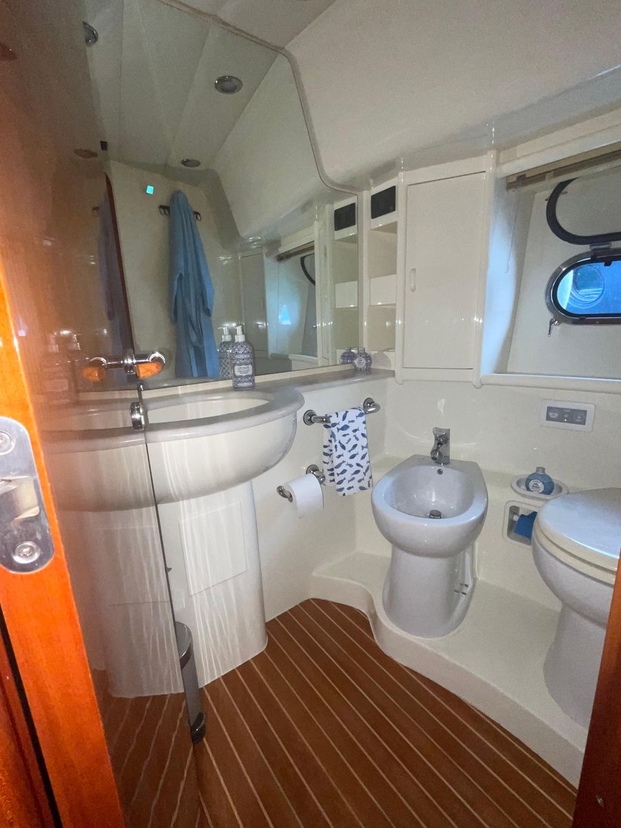 2000 Ferretti Yachts 61 