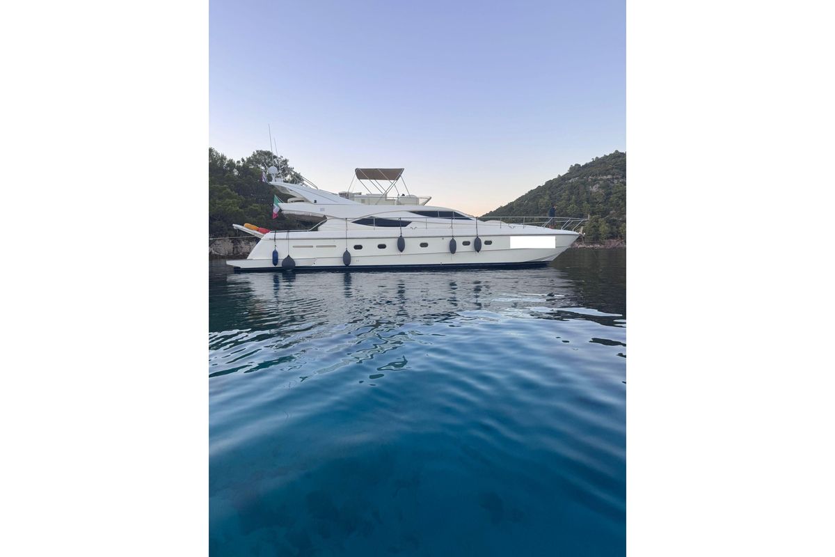 2000 Ferretti Yachts 61 