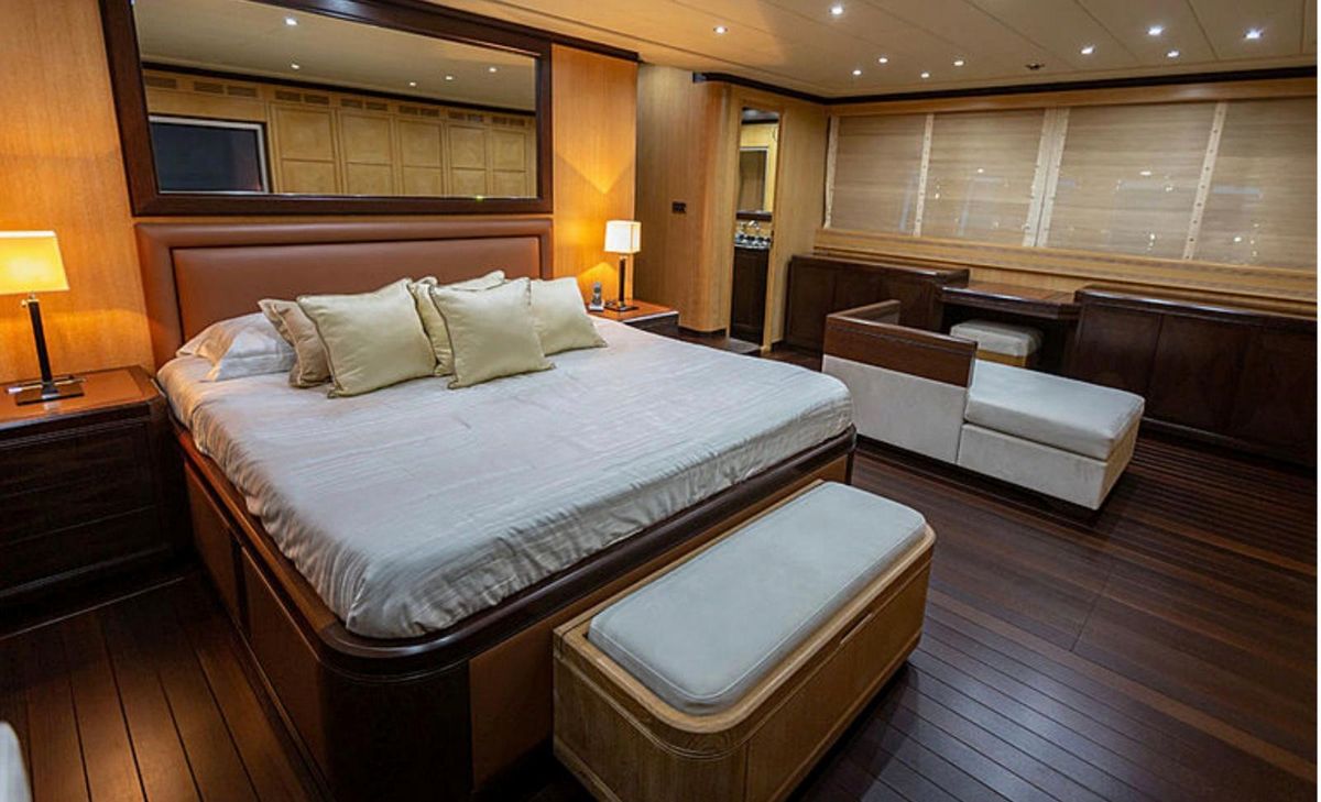 2004 Mangusta 111 