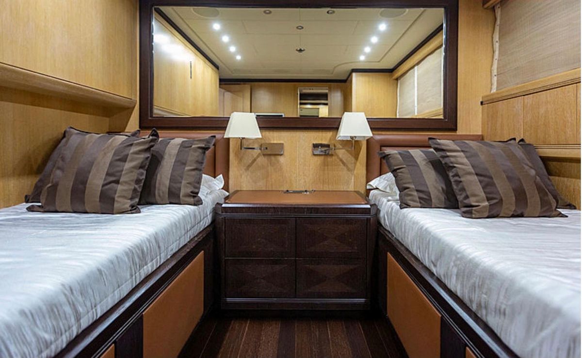 2004 Mangusta 111 