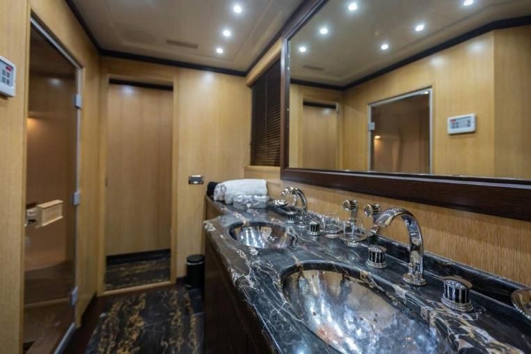 2004 Mangusta 111 