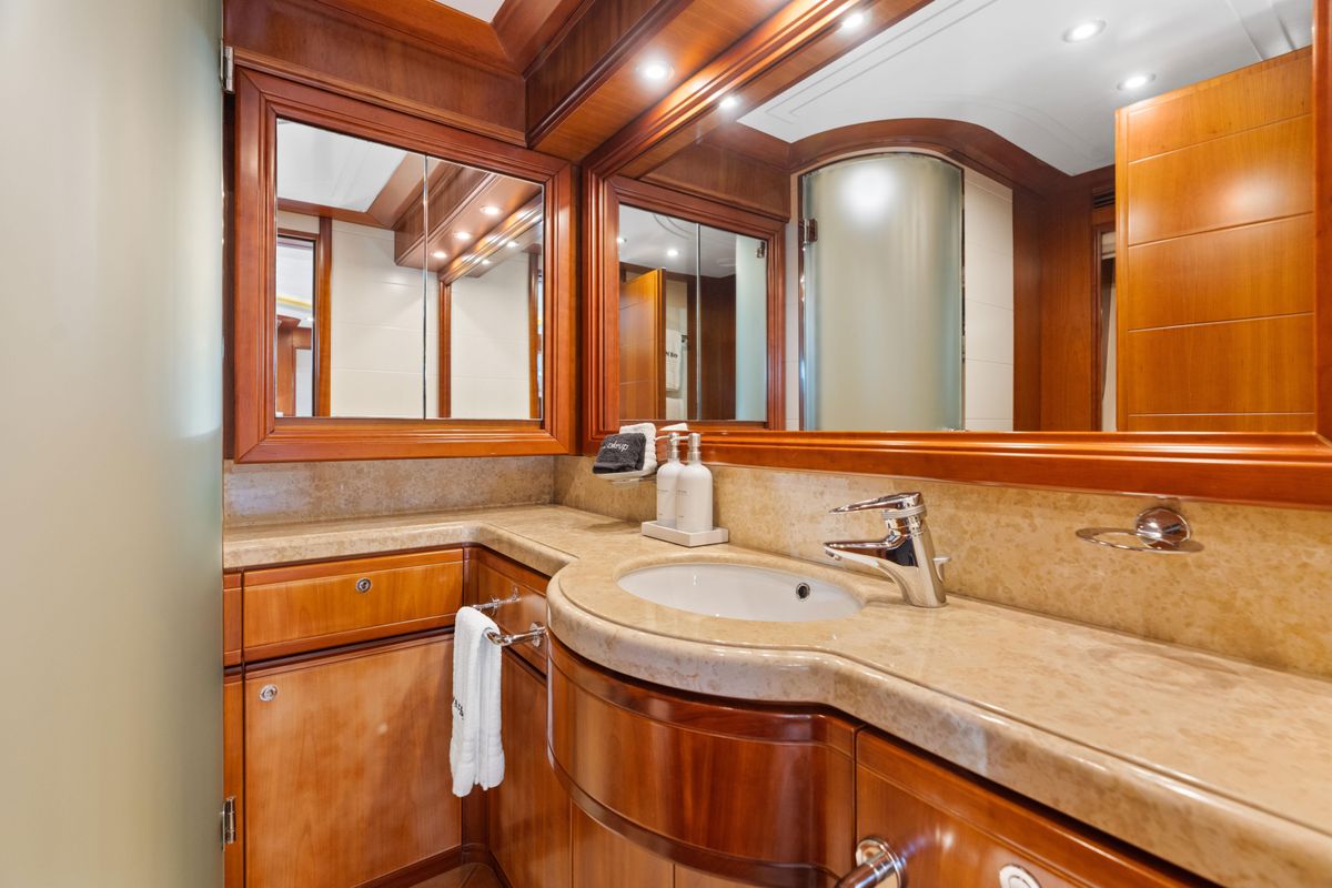 2004 Ferretti Yachts 112 