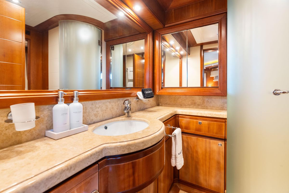 2004 Ferretti Yachts 112 