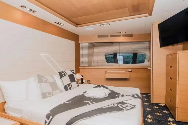 Intervention Yacht Photos Pics Luxurious bedroom interior on 2010 Azimut 100 Leonardo yacht, featuring modern design and cozy bedding.
