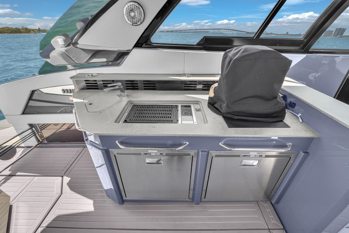 2023 Cruisers Yachts 42 