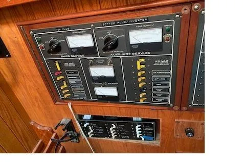 Shamrock Yacht Photos Pics 110 VAC panel