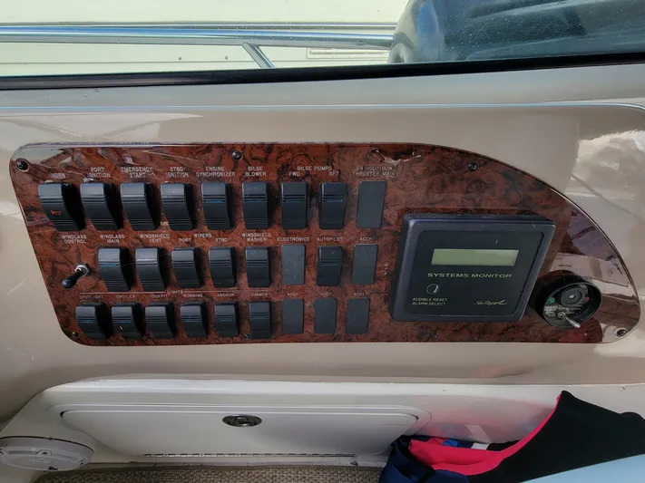  Yacht Photos Pics Control panel of a 2000 Sea Ray 460 Sundancer boat.