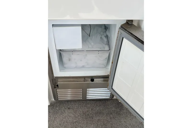  Yacht Photos Pics Ice maker inside 1997 Sea Ray 420 Aft Cabin yacht, filled with ice cubes.