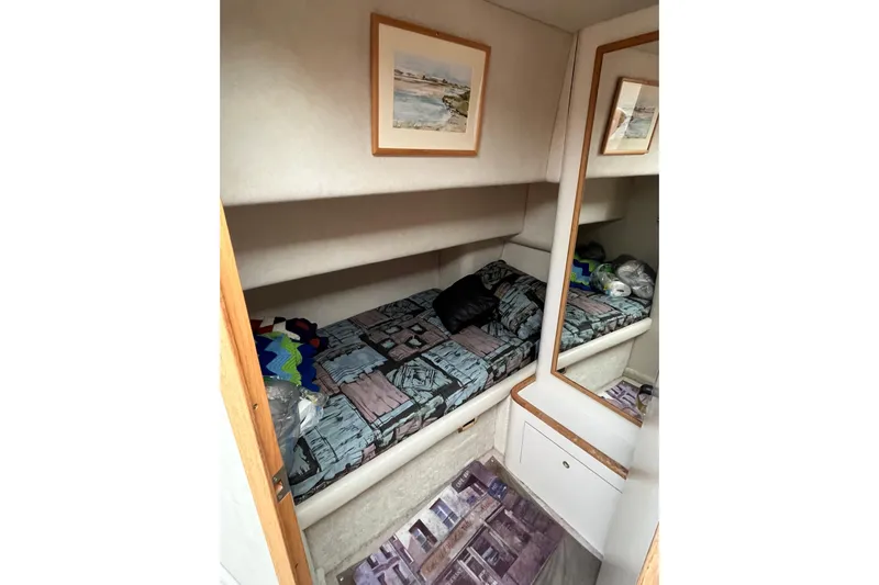  Yacht Photos Pics 1997 Sea Ray 420 Aft Cabin interior with cozy bed and mirror.