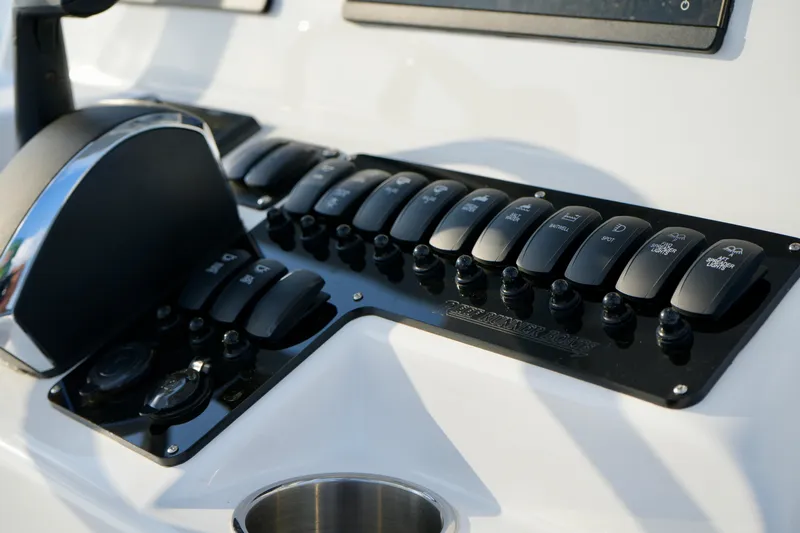 2024 23 Reef Runner Yacht Photos Pics Reef Runner 23 - Controls