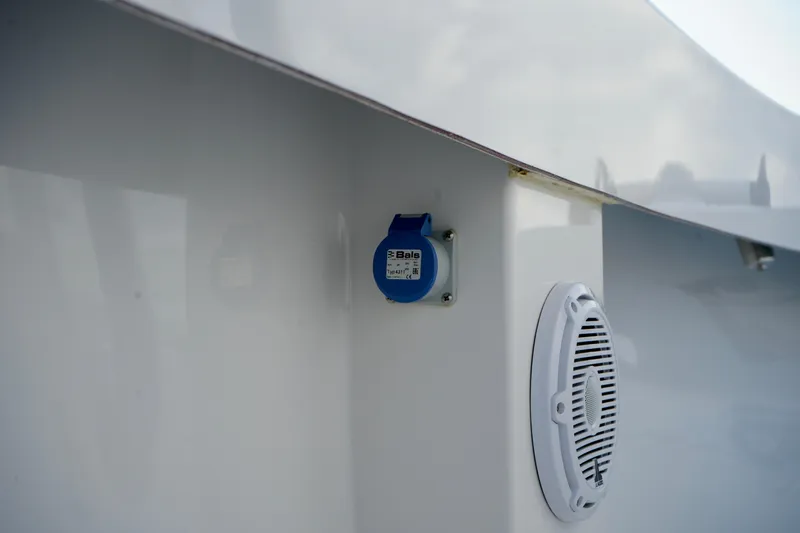 2024 23 Reef Runner Yacht Photos Pics Reef Runner 23 - Deck Equipment