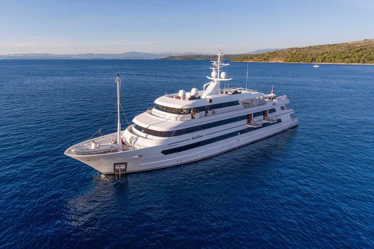 2015-196-11-motor-yacht-custom