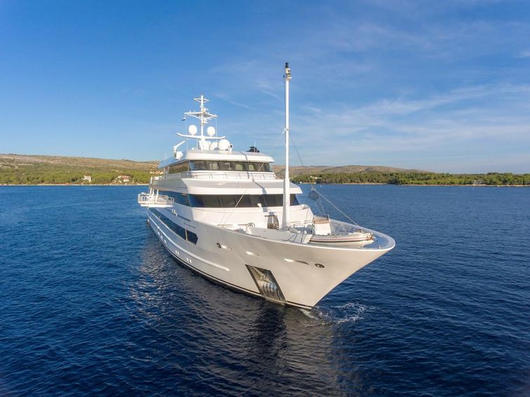 2015-196-11-motor-yacht-custom