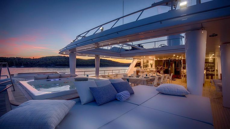 2015-196-11-motor-yacht-custom