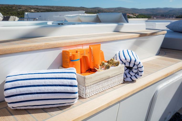 2015-196-11-motor-yacht-custom