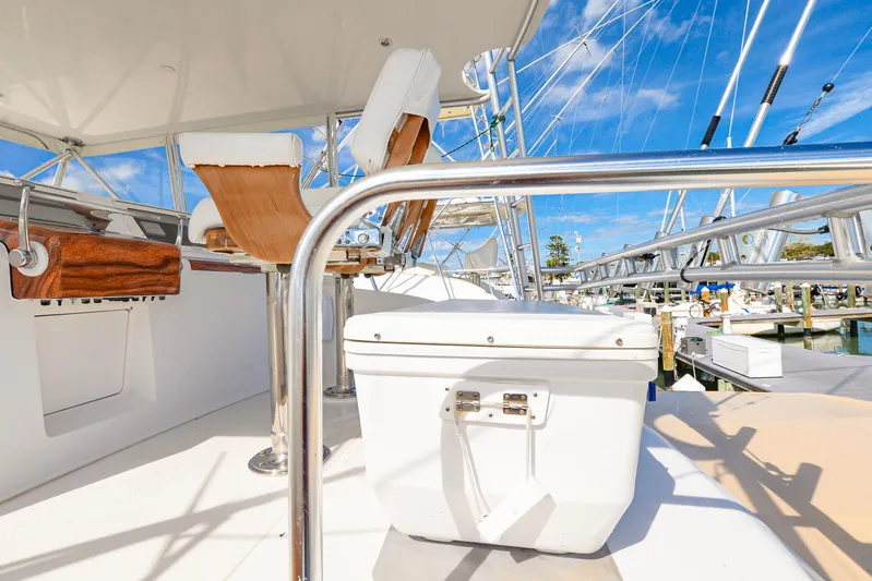 Sue-sea Yacht Photos Pics 1999 Viking 55 Convertible yacht deck with seating and cooler, under clear blue sky.