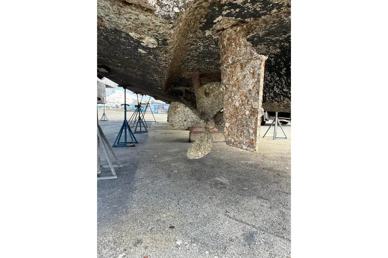 Gambit Yacht Photos Pics 2001 Sea Ray 560 Sedan Bridge propeller and hull on dry dock.