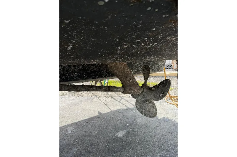 Gambit Yacht Photos Pics Propeller of a 2001 Sea Ray 560 Sedan Bridge.