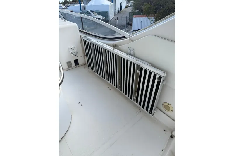 Gambit Yacht Photos Pics 2001 Sea Ray 560 Sedan Bridge boarding ladder.