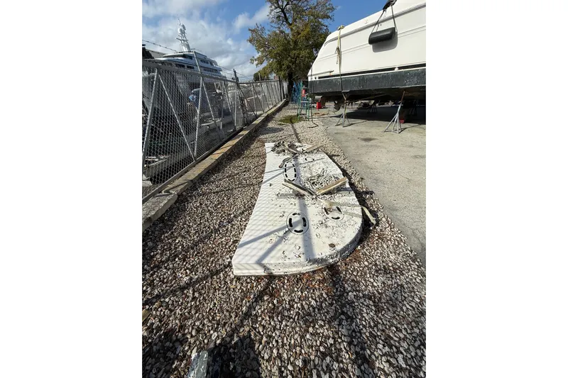 Gambit Yacht Photos Pics 2001 Sea Ray 560 Sedan Bridge swim platform.